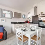 Dans Bourg A 230m De La - 4 Pers Appartement *